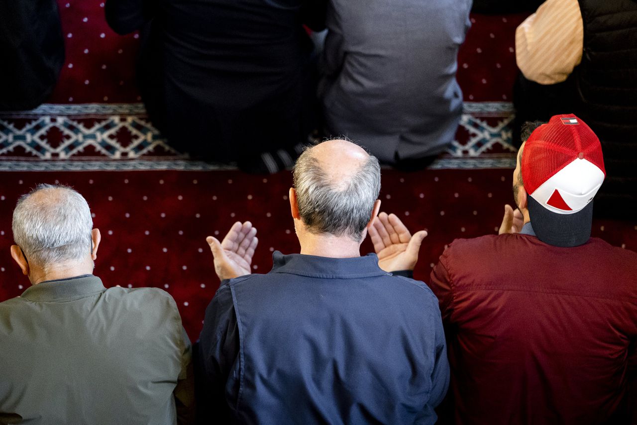 Het ochtendgebed in de Mevlana Moskee in Rotterdam.