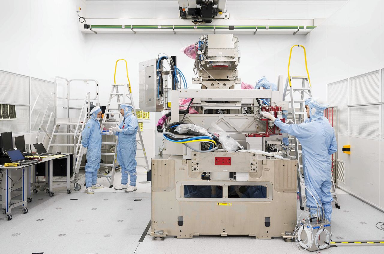 Werknemers in de stofvrije ruimte, de zogenaamde cleanroom, waar de chips worden gemaakt van chipmachinefabrikant ASML.