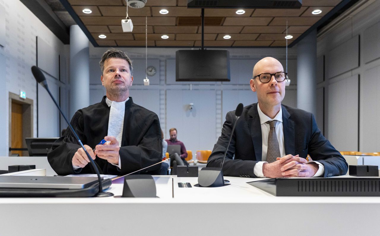 Advocaat Willem Jebbink (L) en activist Lucas Winnips, vrijdag in de rechtbank voor het kort geding.