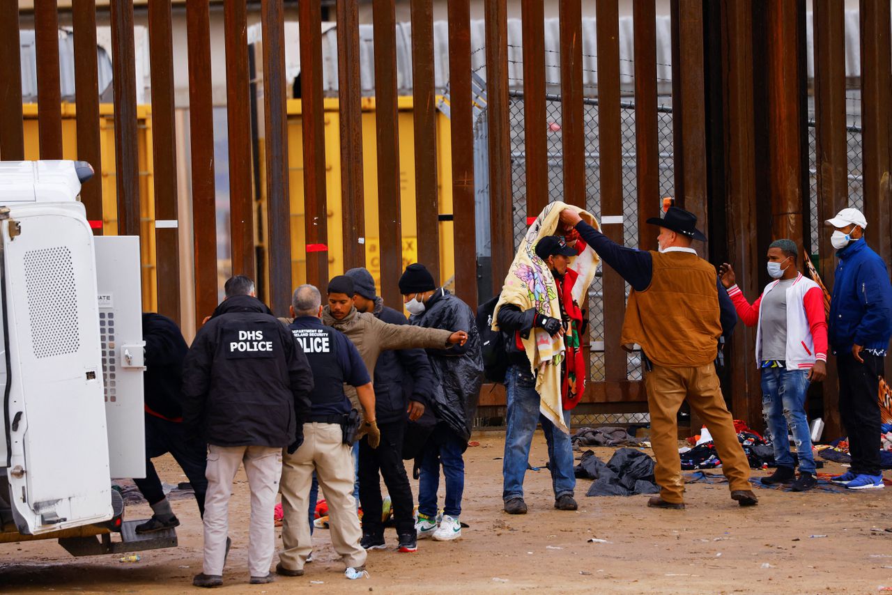 De regering-Biden gaat met onmiddellijke ingang Cubanen, Haïtianen en Nicaraguanen die illegaal de Amerikaans-Mexicaanse grens oversteken, afwijzen.