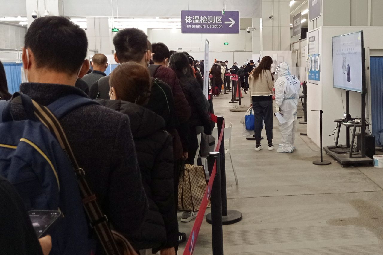 Reizigers van een internationale vlucht bij aankomst in China, op vrijdag. Twee dagen later werd de quarantaineplicht opgeheven.