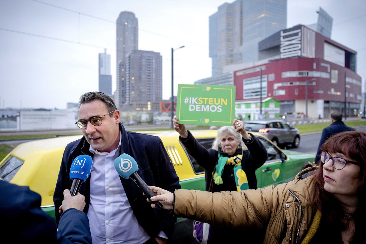 Oud-wethouder van Den Haag Richard de Mos komt aan in een groen-gele limousine voor de inhoudelijke behandeling van de rechtszaak.