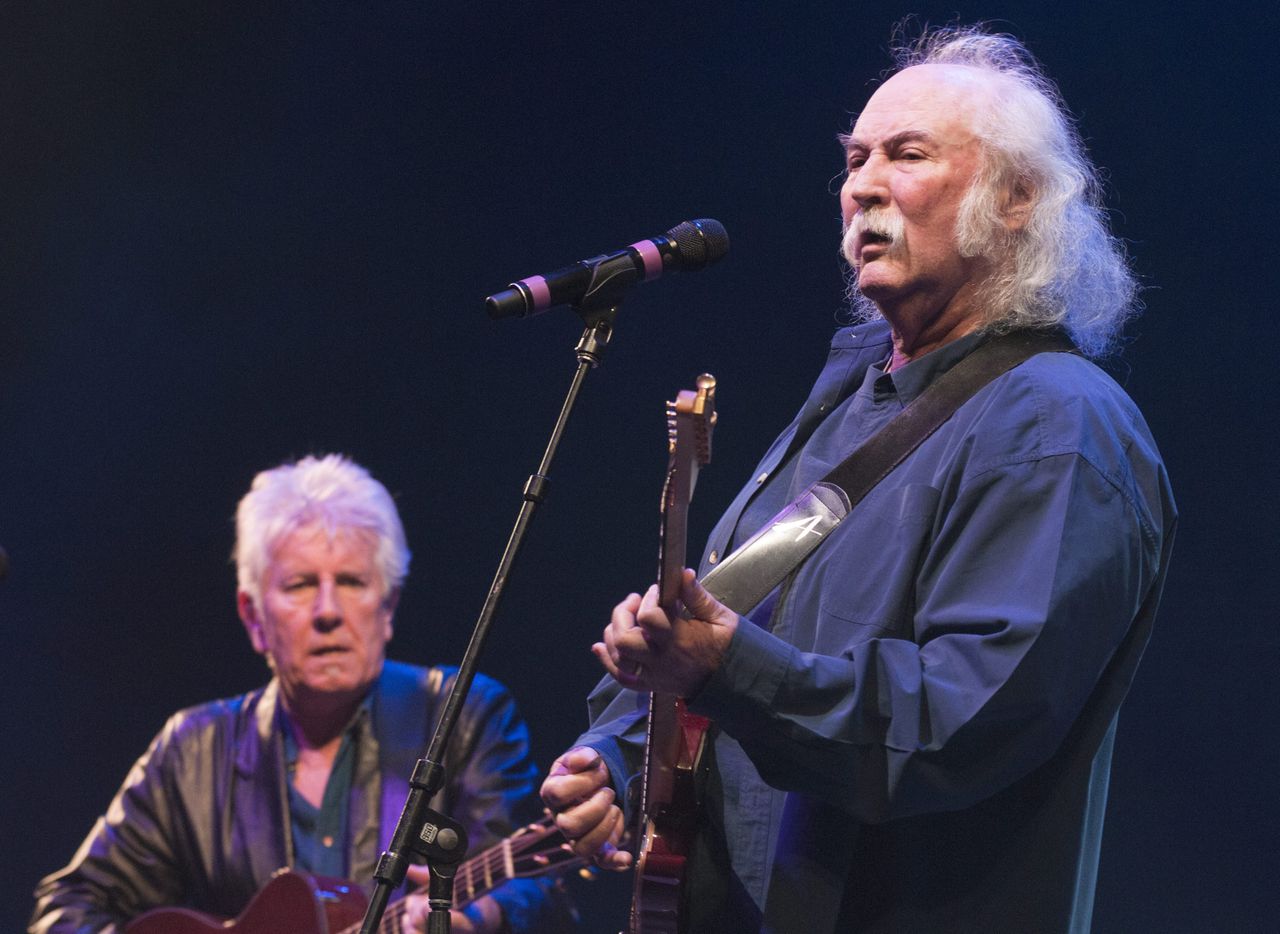 De Amerikaanse muzikanten David Crosby (rechts) en Graham Nash (links) tijdens een optreden op 10 maart 2011 op tijdens een benefietconcert in Tucson.