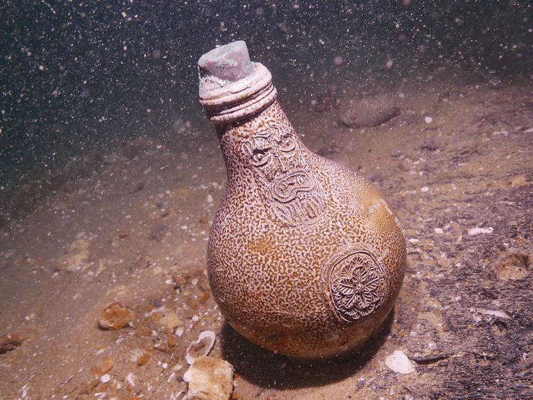 Een pot, gevonden bij het wrak van de Klein Hollandia. Het schip is opvallend goed bewaard gebleven.