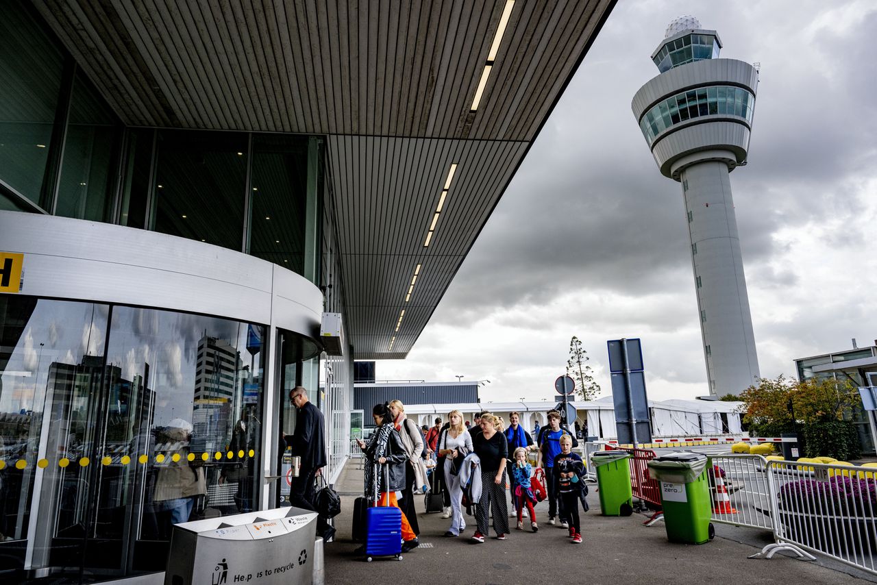 Drukte op luchthaven Schiphol in oktober 2022. Reigers staan in lange rijen voor de beveiliging door een tekort aan beveiligingspersoneel.