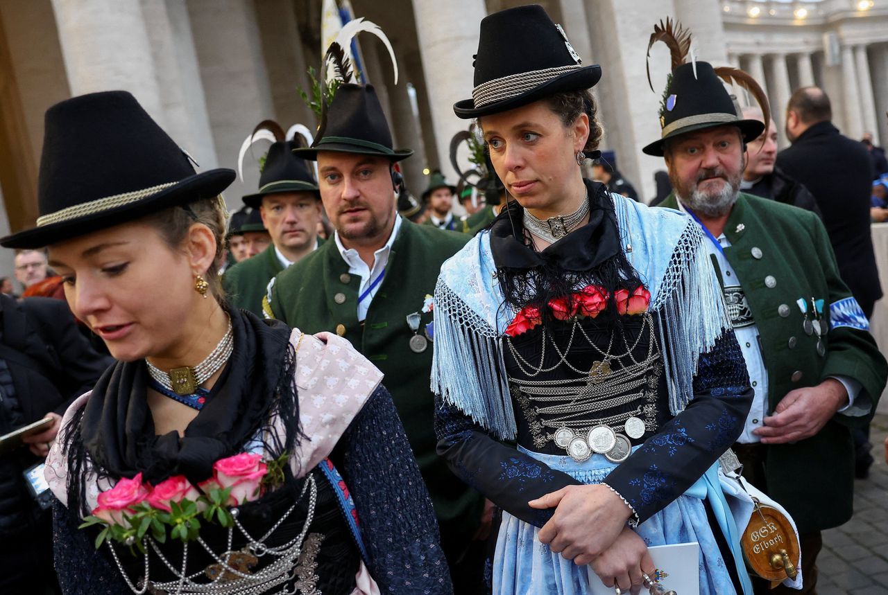 Leden van een groep uit Beieren lopen op het Sint-Pietersplein op de dag van de begrafenis van voormalig paus Benedictus in het Vaticaan.