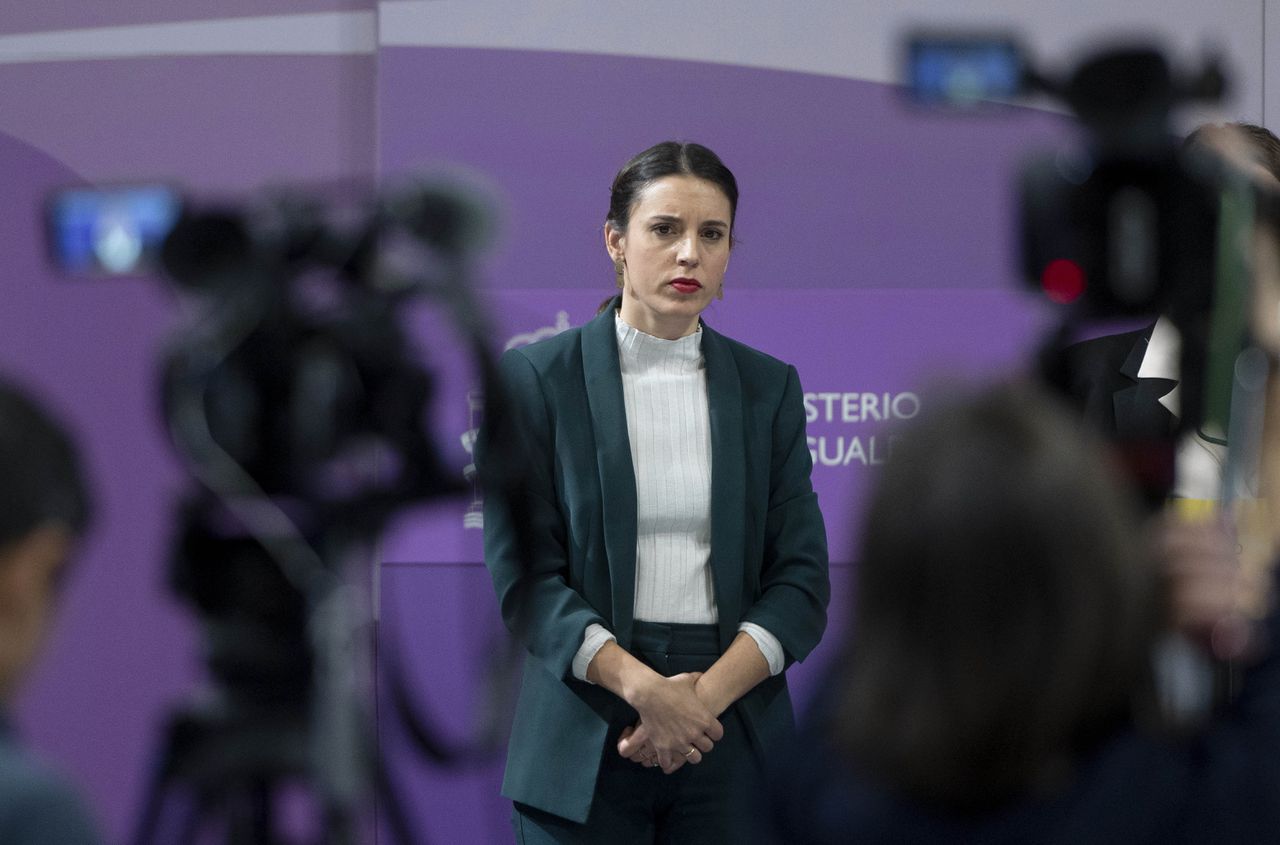 Minister Irene Montero (Gelijkheid, Unidas Podemos), voor wie de wet haar grootste politieke succes had moeten zijn, was de afgelopen weken het mikpunt van kritiek.