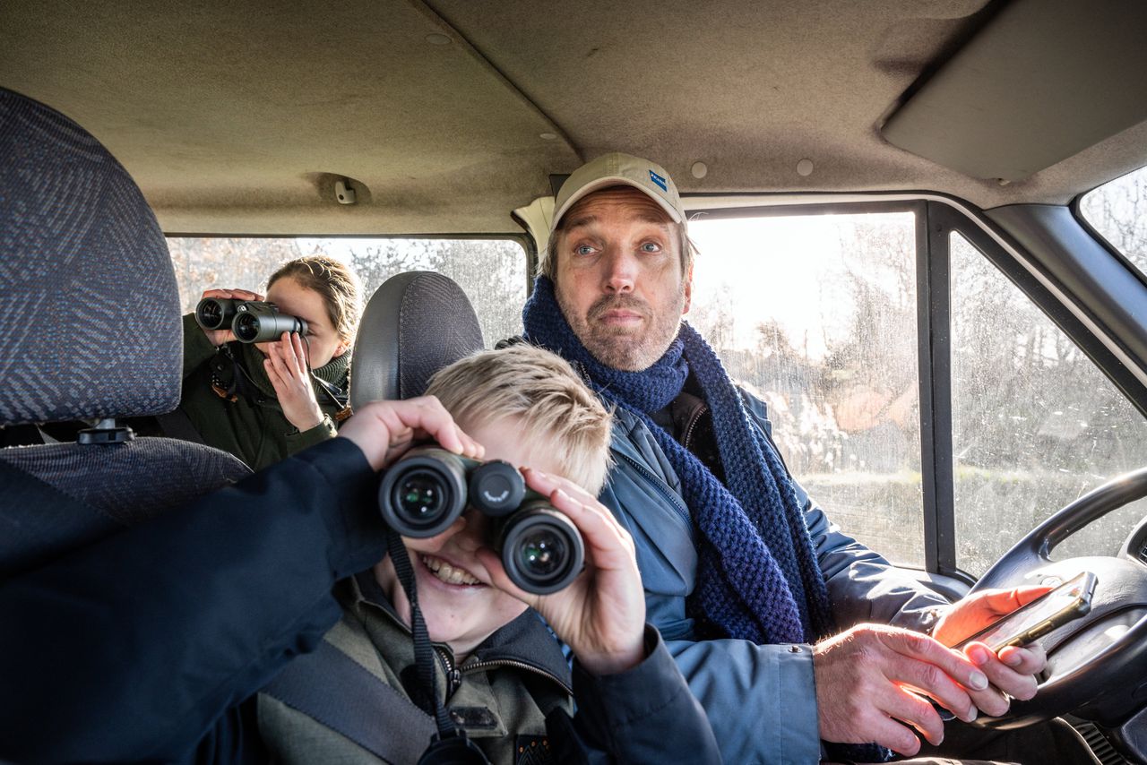 Klaas de Jong (r.) met zoon Gideon en deelneemster Amber Koehoorn.