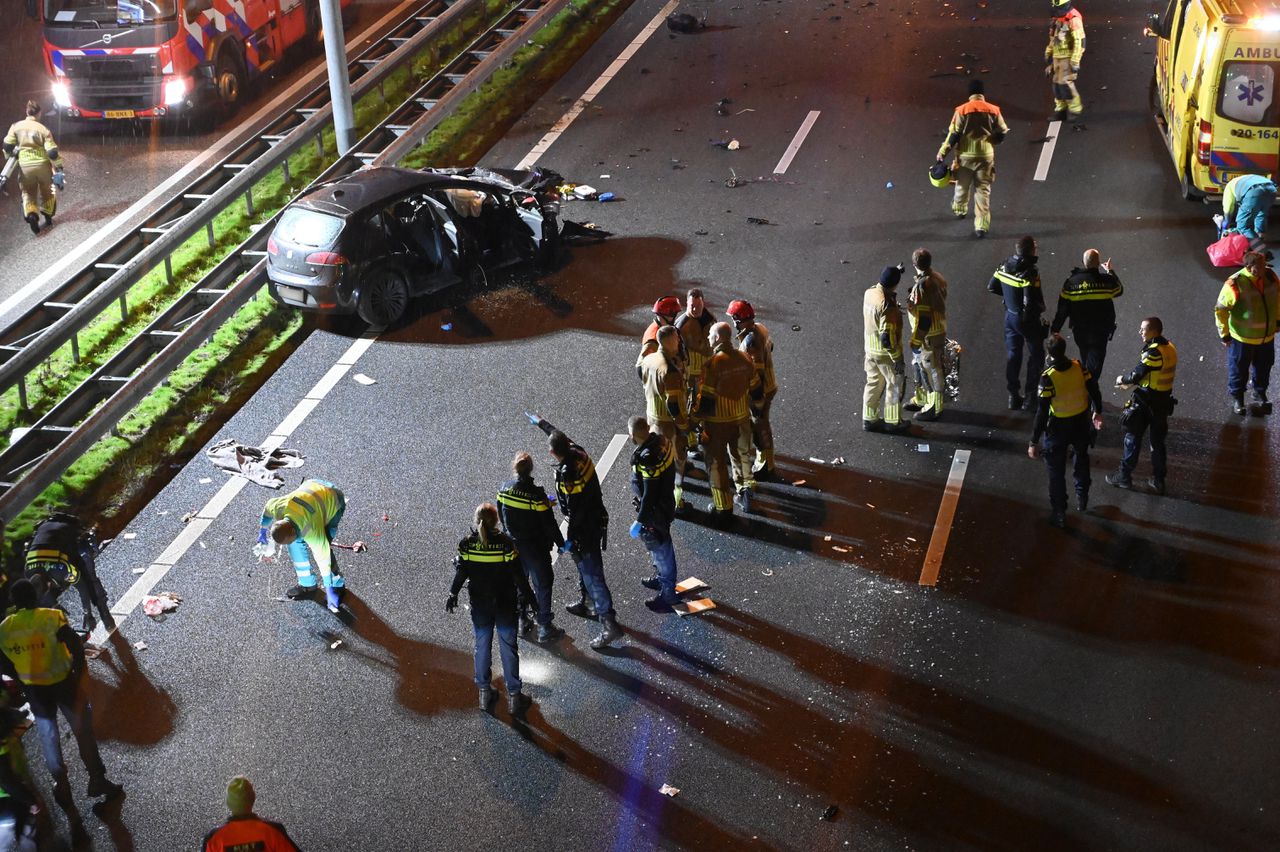 Bij het ongeluk op de A16 kwamen drie mensen om. Drie andere inzittenden raakten ernstig gewond.