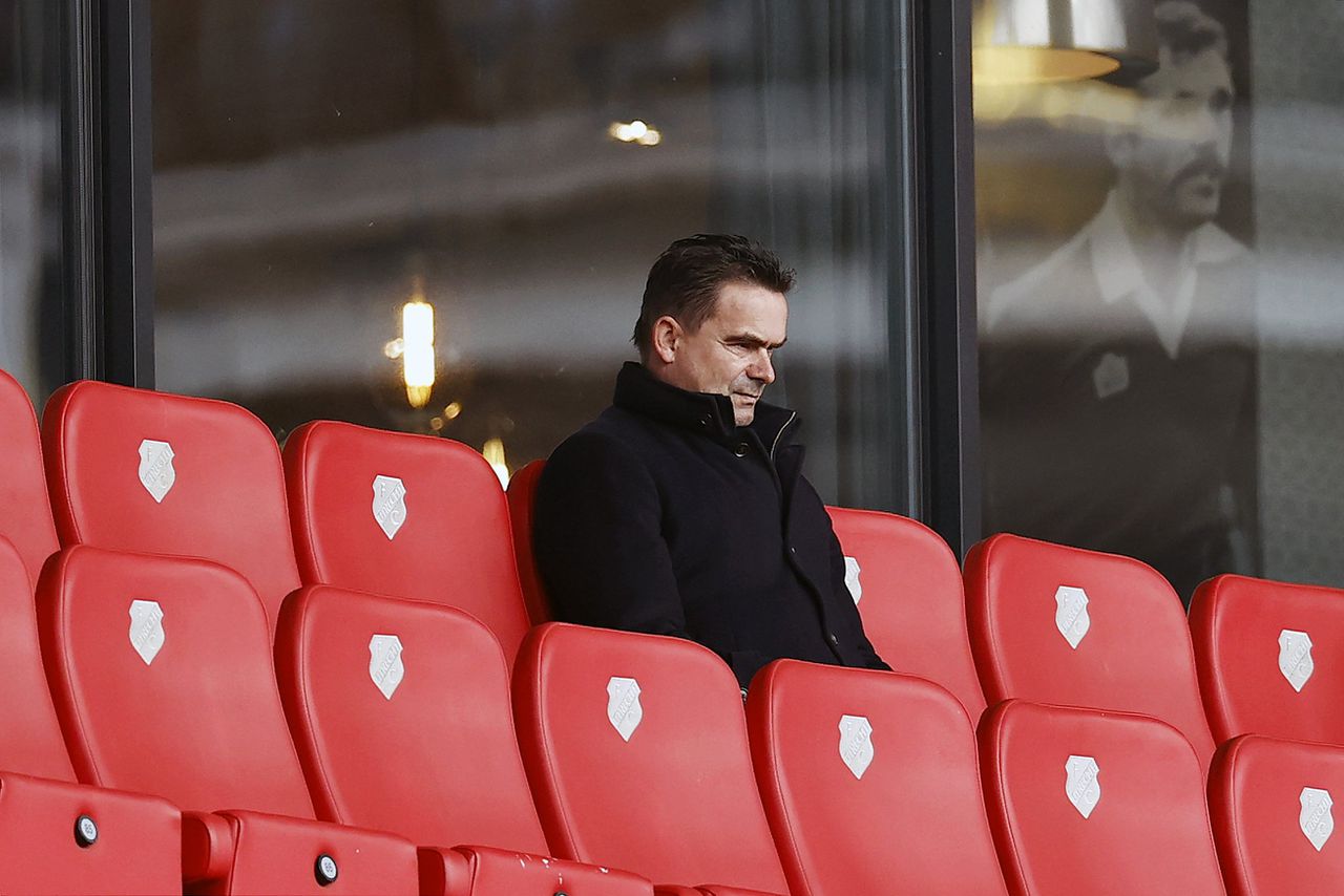 Marc Overmars als technisch directeur van Ajax op de tribune in de Utrechtse Galgenwaard.