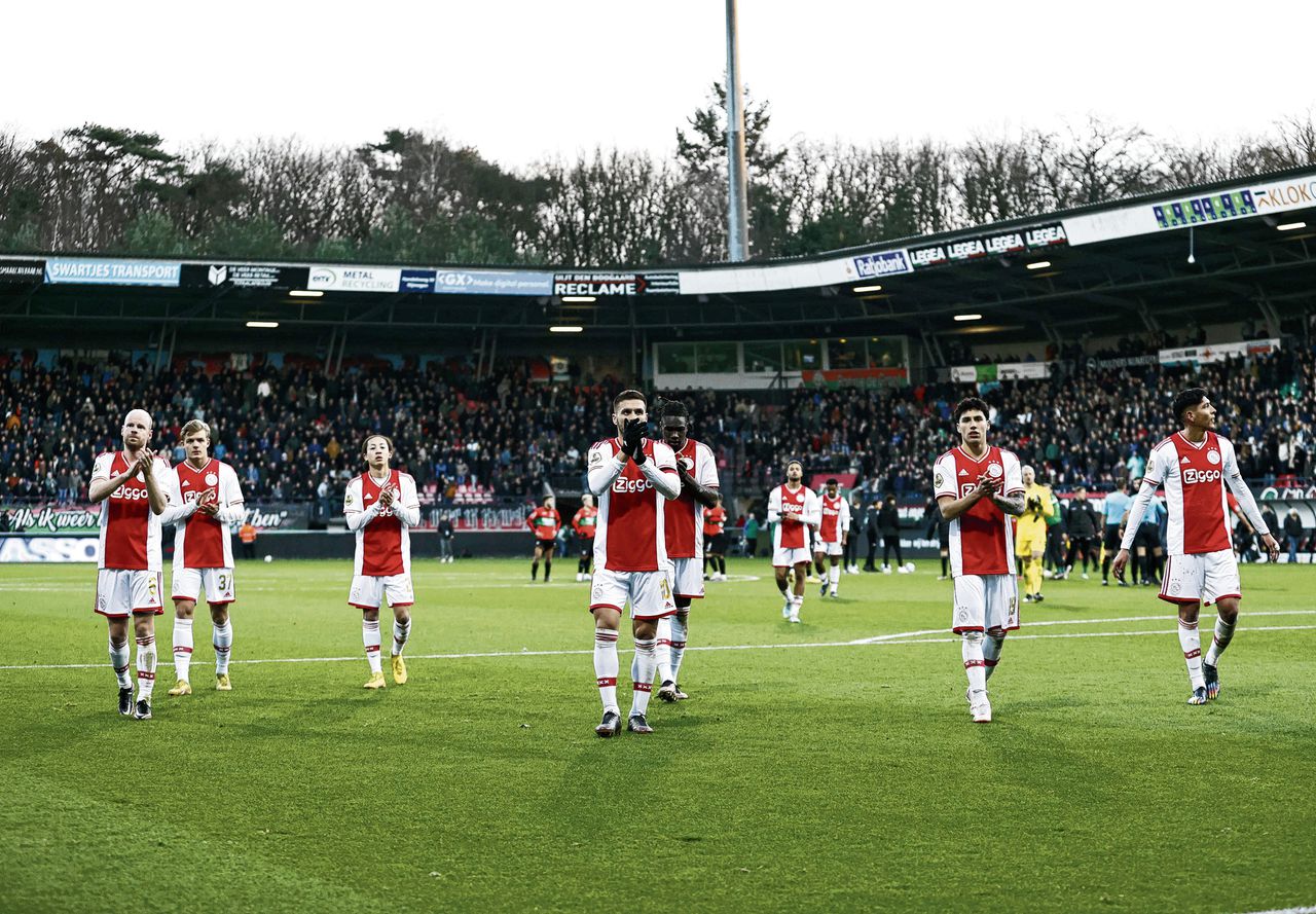 De spelers van Ajax bedanken begin vorige maand hun supporters na het gelijkspel in Nijmegen tegen NEC (1-1).