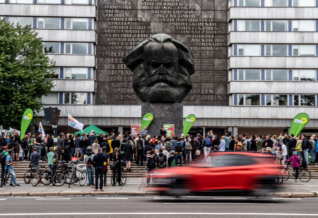 Leden van de Groenen voeren verkiezingscampagne bij het Marx-monument in Chemnitz in 2019.