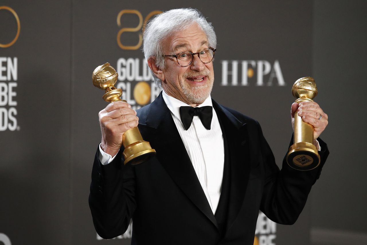 Regisseur Steven Spielberg poseert met zijn Golden Globes voor beste dramafilm en beste regisseur.