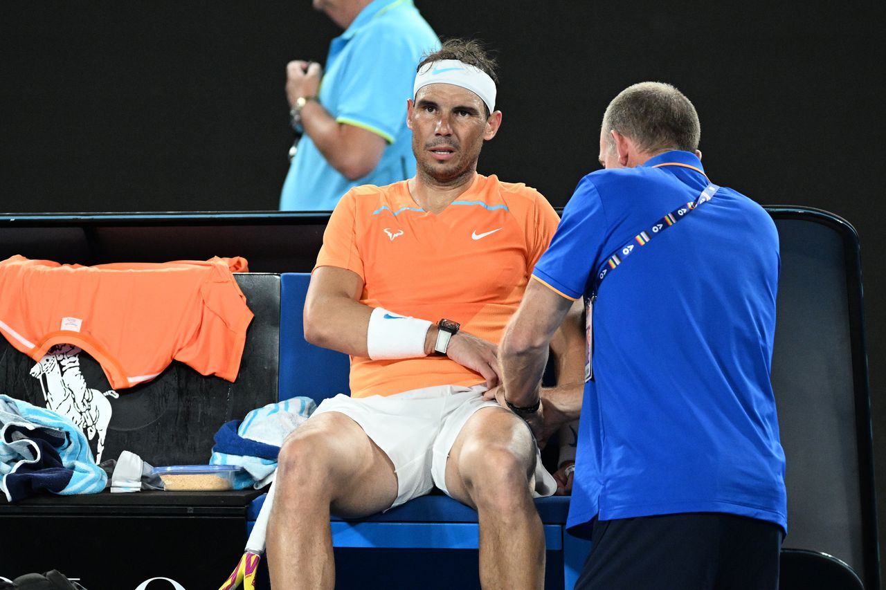 Rafael Nadal krijgt een blessurebehandeling in de tweede ronde op de Australian Open.