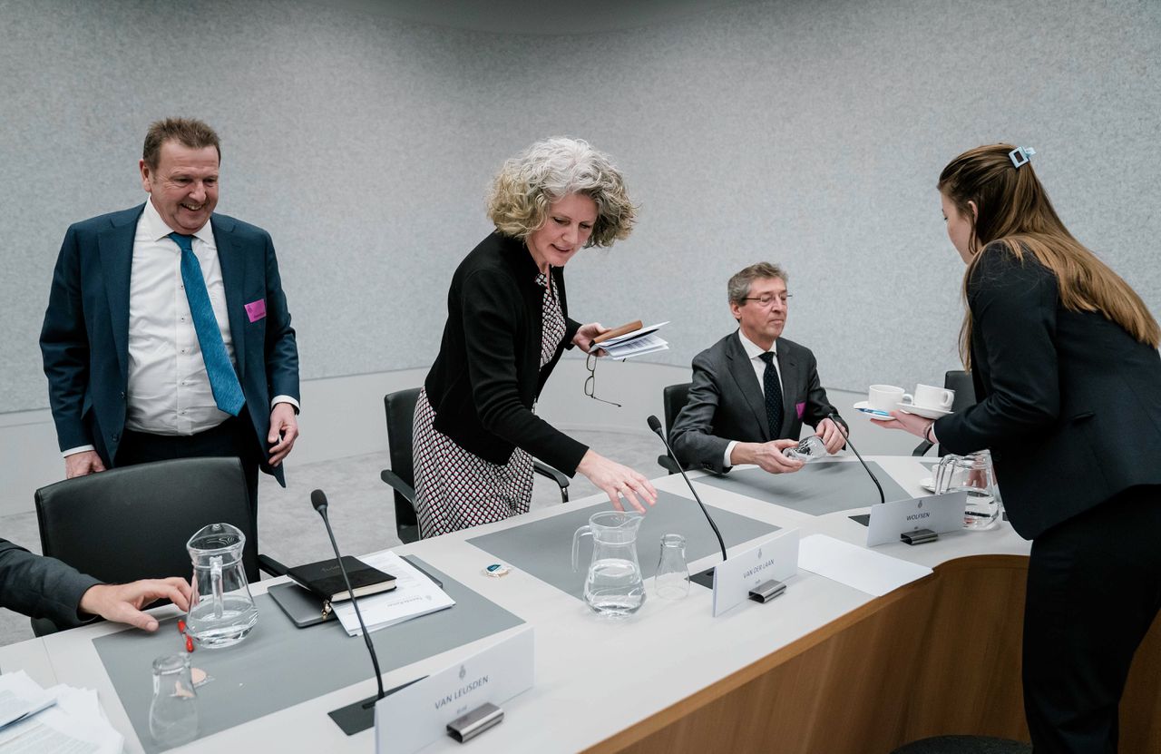 Peter van Leusden (Transparency International), Medy van der Laan (Nederlandse Vereniging van Banken) en Aleid Wolfsen (Autoriteit Persoonsgegevens) in het Tweede Kamergebouw tijdens het rondetafelgesprek over een wetsvoorstel voor het aanpakken van witwassen.