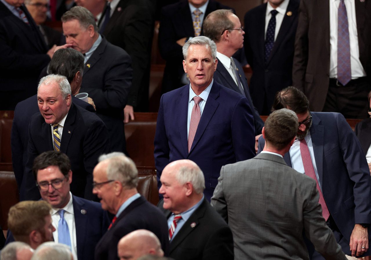 Kevin McCarthy (1965) (midden) is de leider van de Republikeinen in het Huis van Afgevaardigden. Hij hoopt gekozen te worden tot Speaker, voorzitter van het Huis. Oud-president Trump noemde hem ooit „mijn Kevin”.