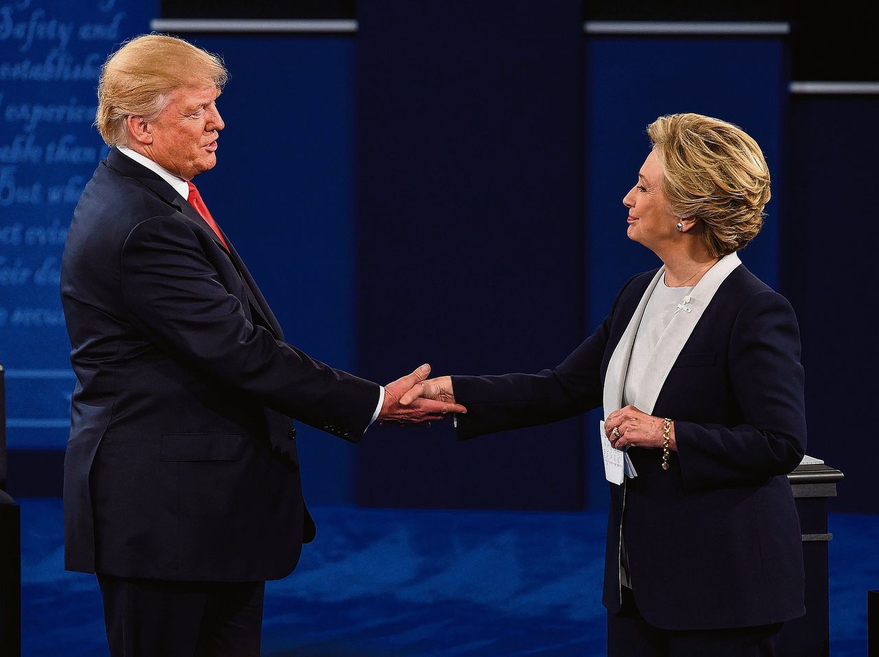 De Democraat Hillary Clinton en de Republikein Donald Trump schudden elkaar de hand na het tweede presidentiële debat van de verkiezingen in 2016.