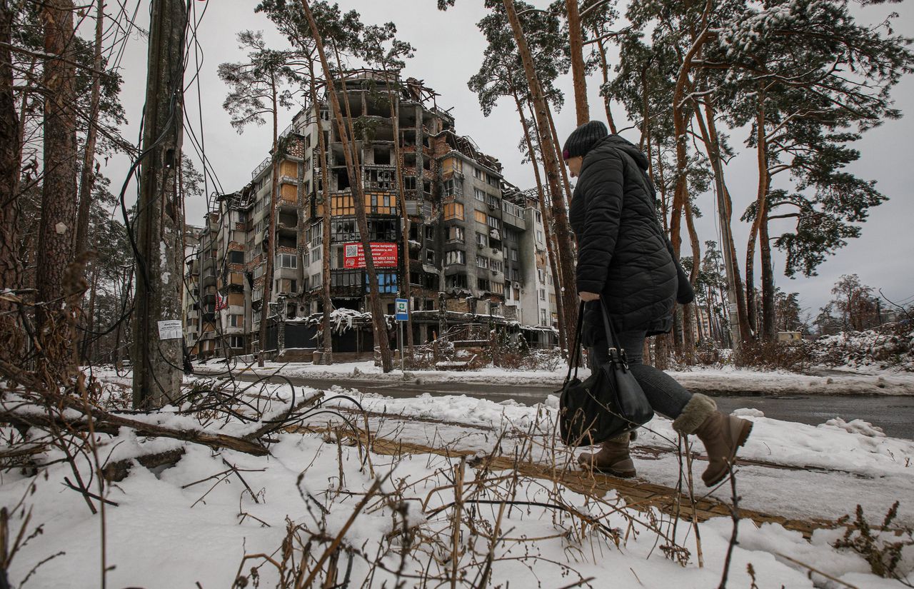 Een verwoest woongebouw in Irpin, in november 2022. De voorstad van Kiev werd zwaar getroffen toen Russische troepen bij het begin van de invasie probeerden de Oekraïense hoofdstad te bereiken.