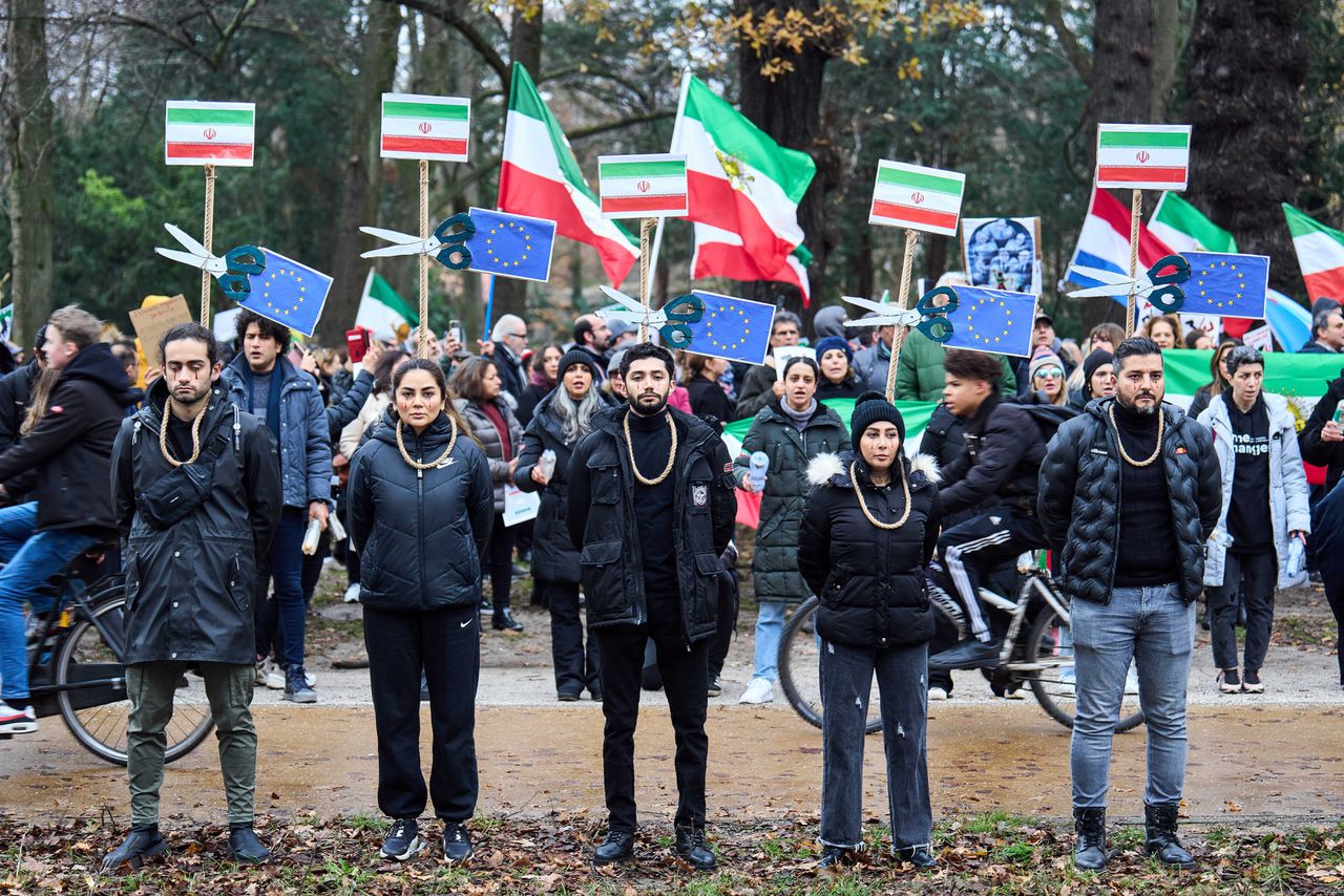 Demonstranten protesteren in december bij de Tweede Kamer tegen de Iraanse regering.