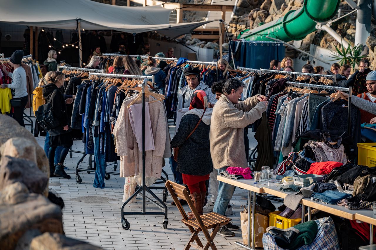 Bezoekers van kledingruilevenement ‘Fuck Black Friday’ in Rotterdam.