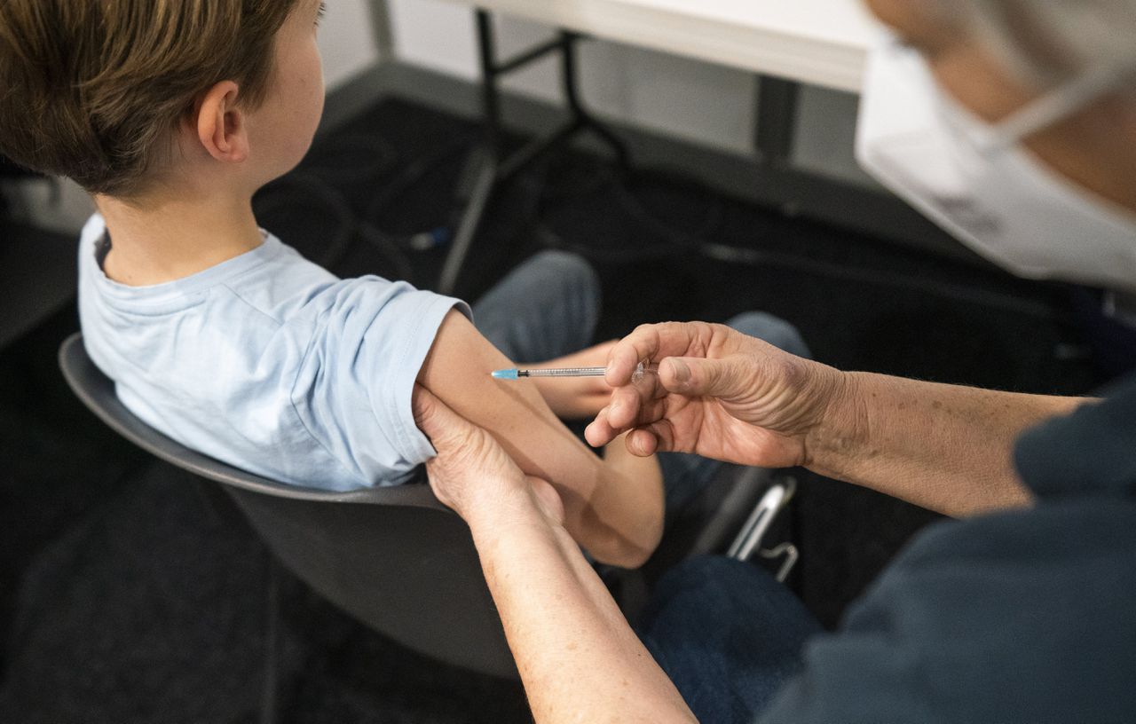 Volgens de Gezondheidsraad heeft vaccinatie van gezonde basisscholieren weinig nut meer.