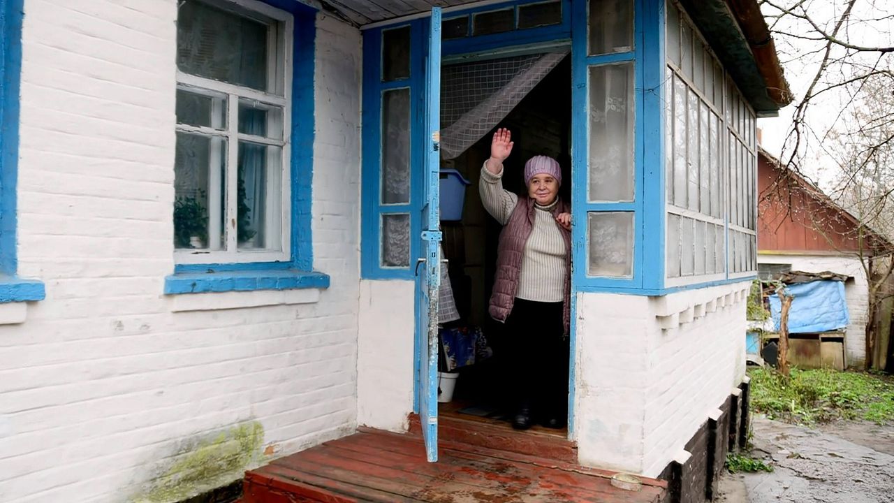 Valentina in het huis met de blauwe deur in Pripyat.