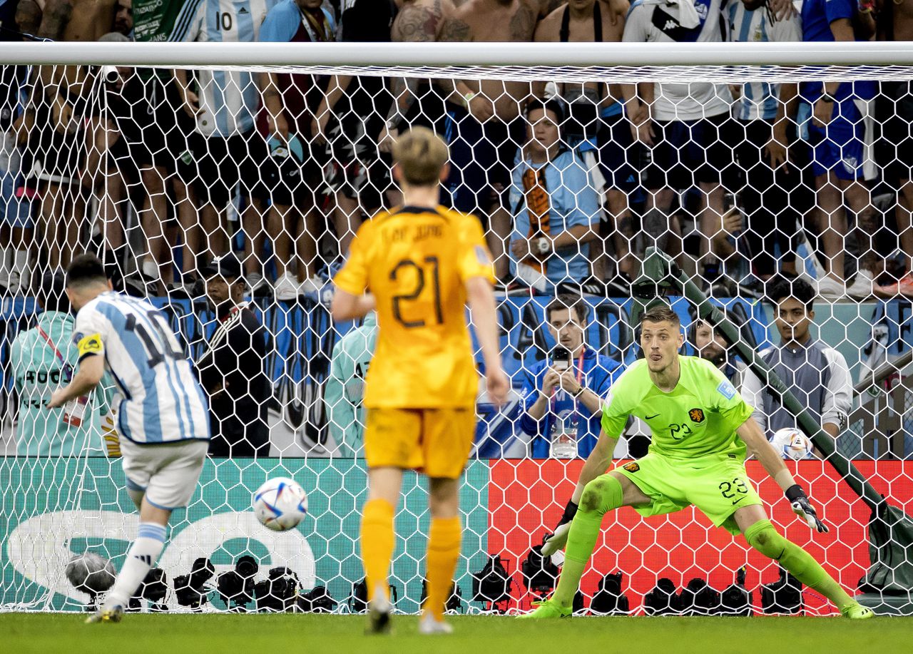 Argentijns aanvoerder Lionel Messi benut een strafschop tegen het Nederlands Elftal, in de kwartfinale van het WK 2022 waar gemiddeld 5.269.000 mensen in Nederlandse huiskamers naar keken. Foto ANP/Koen van Weel