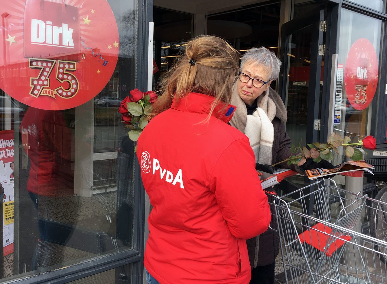 Een jonge socialist op campagne voor de PvdA in Amstelveen. De laatste twee penningmeesters van de Jonge Socialisten worden verdacht van verduistering.