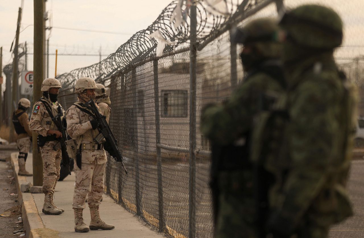 Mexicaanse militairen rondom de gevangenis in Ciudad Juárez.