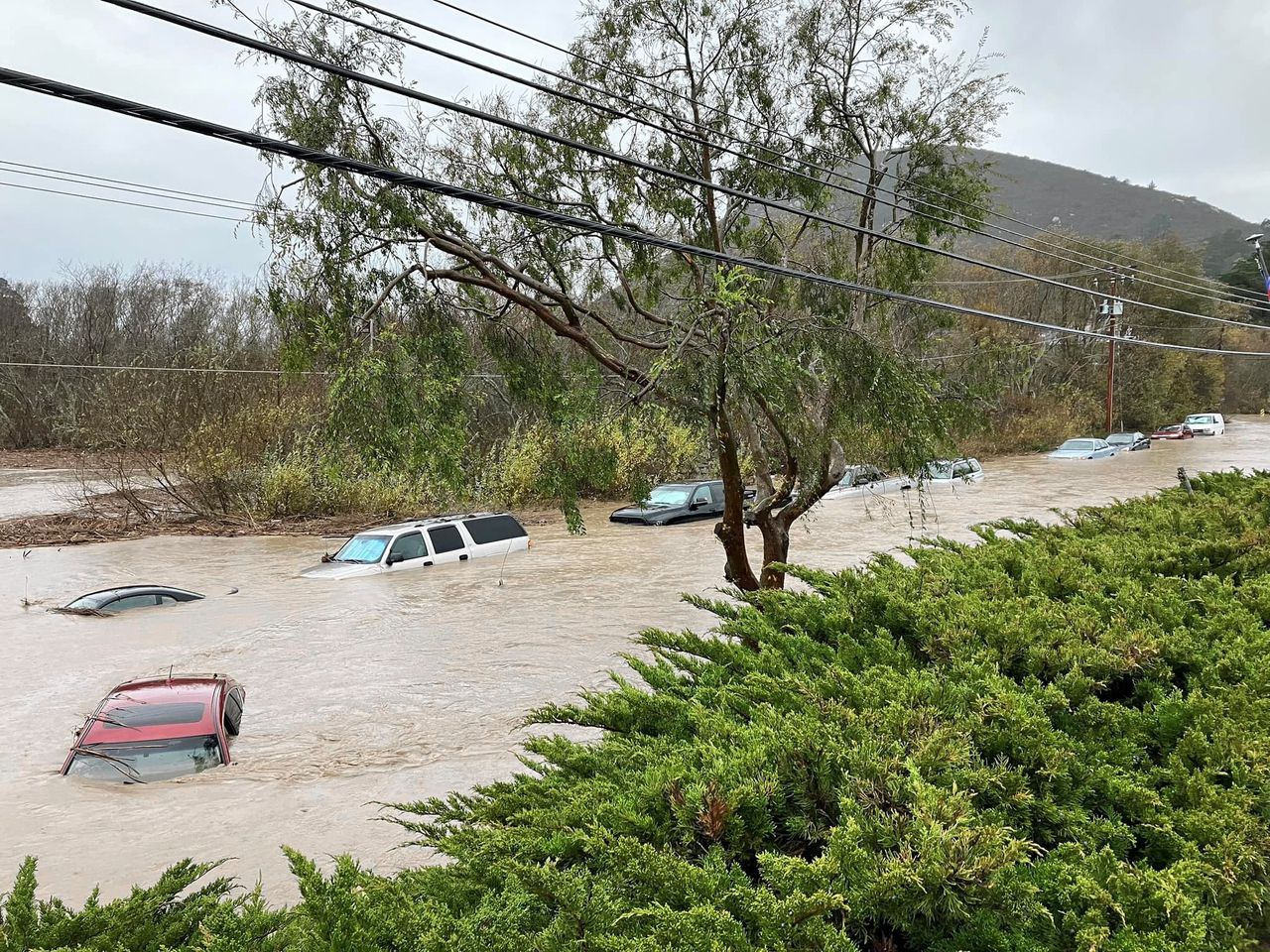 Auto's staan onder water door regenval in de Centraal-Californische stad Morro Bay.