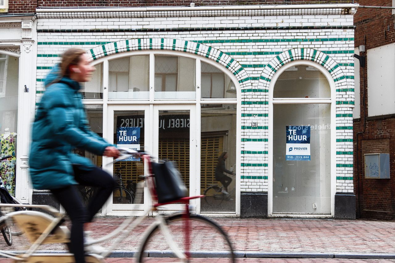 Leeuwarden. De centra van middelgrote steden met 200 tot 400 winkels kampen al jaren met relatief veel leegstaande winkelpanden.