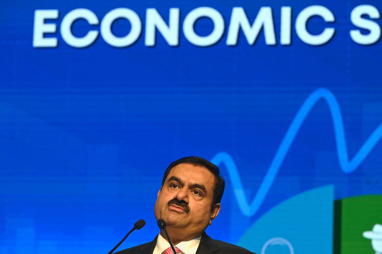 Gautam Adani staat te boek als een van de rijkste mensen in Azië. Hij is een goede vriend van de Indiase premier Modi.