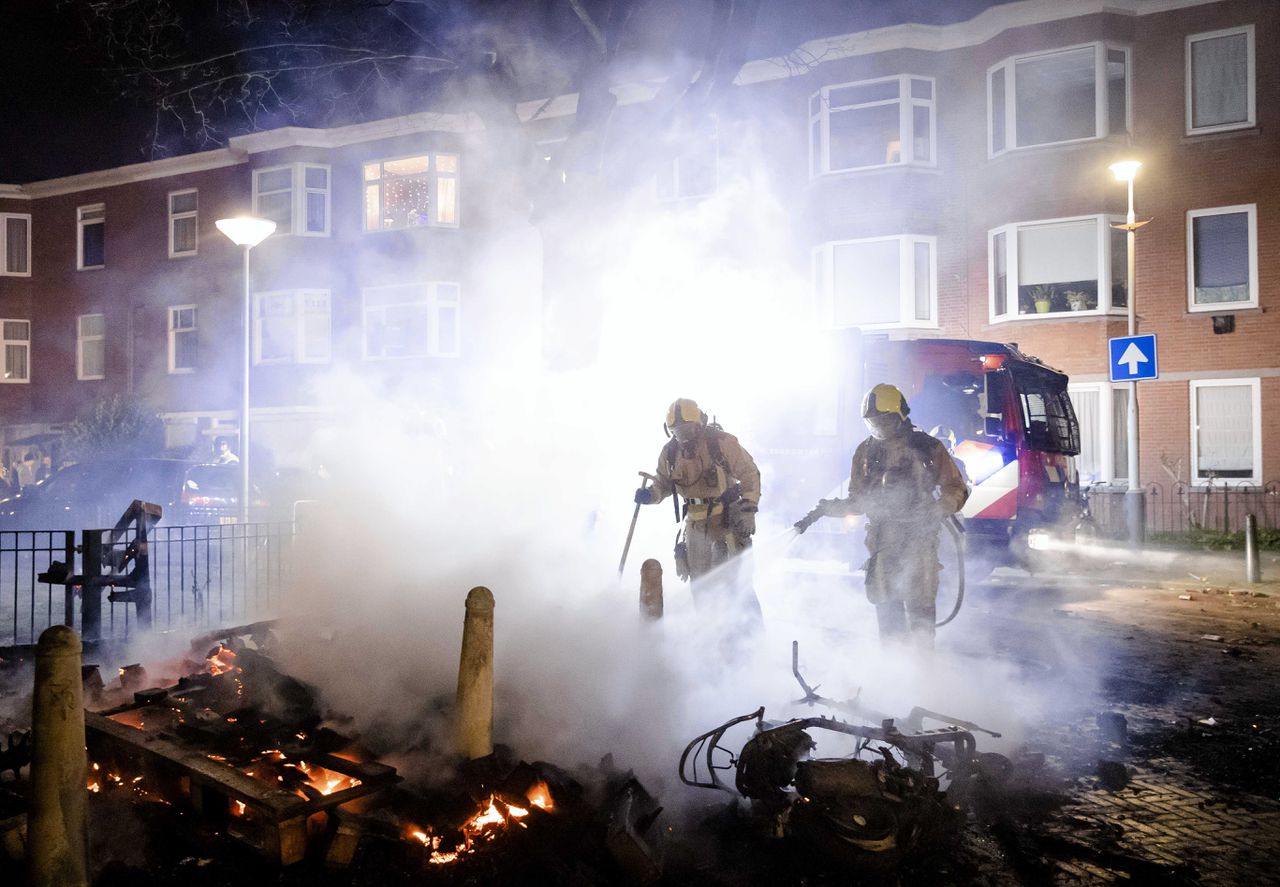 In Den Haag blusten brandweerlieden tijdens de jaarwisseling een in brand gevlogen scooter.