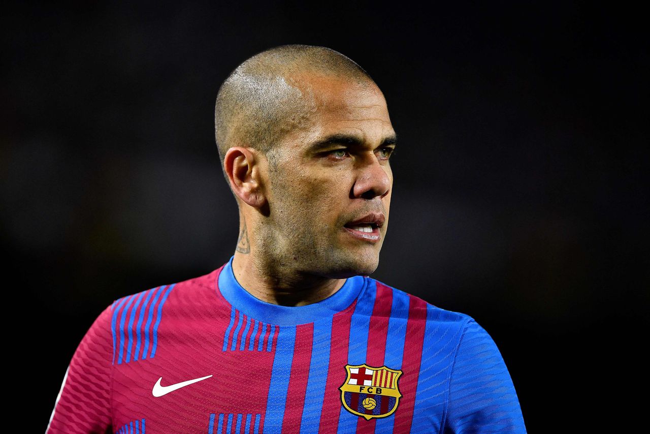 Op 10 januari werd een onderzoek naar Dani Alves ingesteld nadat een vrouw een aanklacht had ingediend. Alves zou haar in december ongevraagd onder haar ondergoed hebben betast tijdens het stappen.