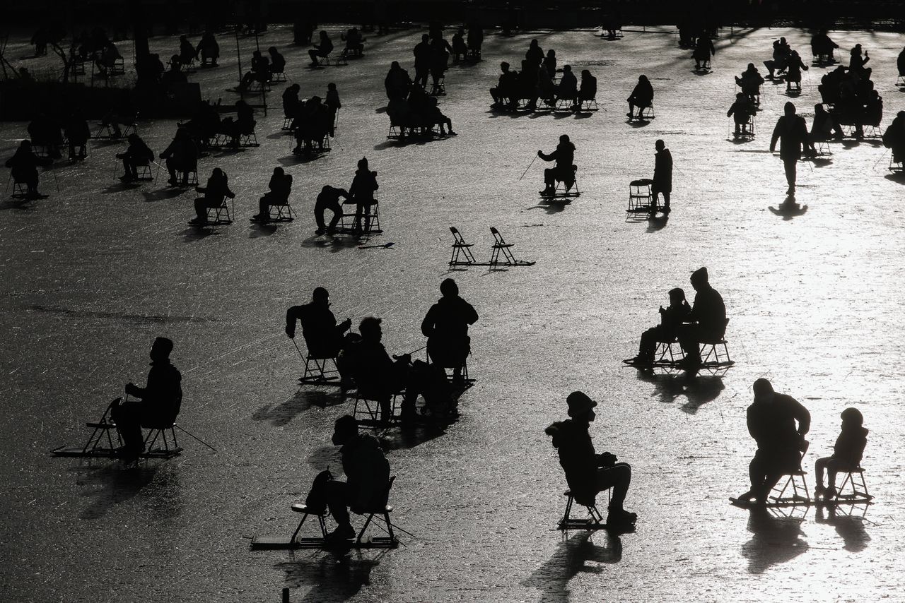 Op een bevroren meertje in Beijing wordt volop geschaatst nu de meeste coronamaatregelen zijn opgeheven.