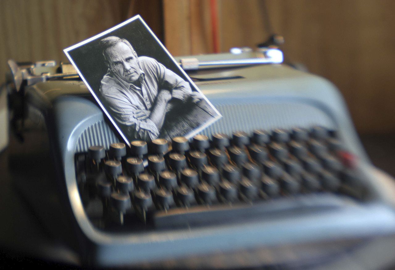 Een Underwood Olivetti-typemachine, het type waar schrijver Cormac McCarthy (op een oude foto) graag op werkt.