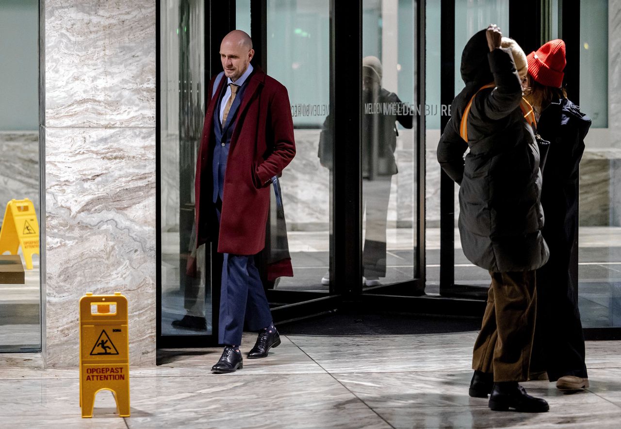 Jelle Brandt Corstius bij de rechtbank van Amsterdam.