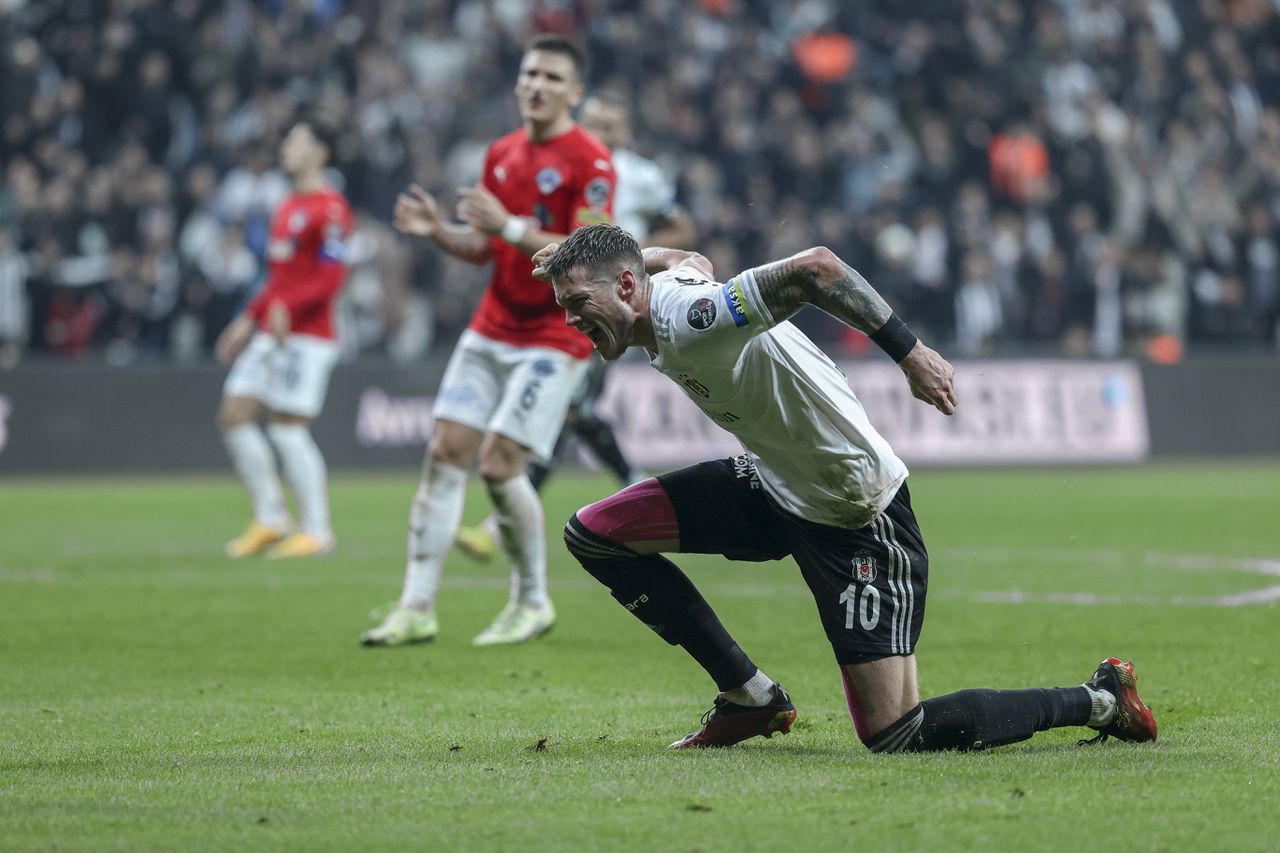 Wout Weghorst vierde afgelopen weekend zijn, naar nu blijkt, laatste doelpunt voor Besiktas op emotionele wijze.