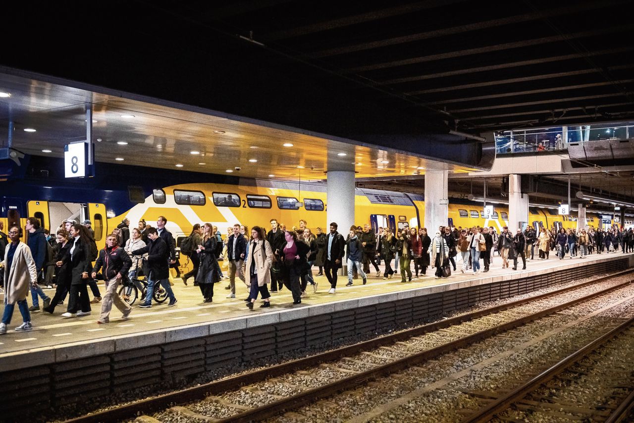 Het centraal station van Den Haag, de dichtstbevolkte gemeente van Nederland, vergelijkbaar met (de regio) Hongkong.