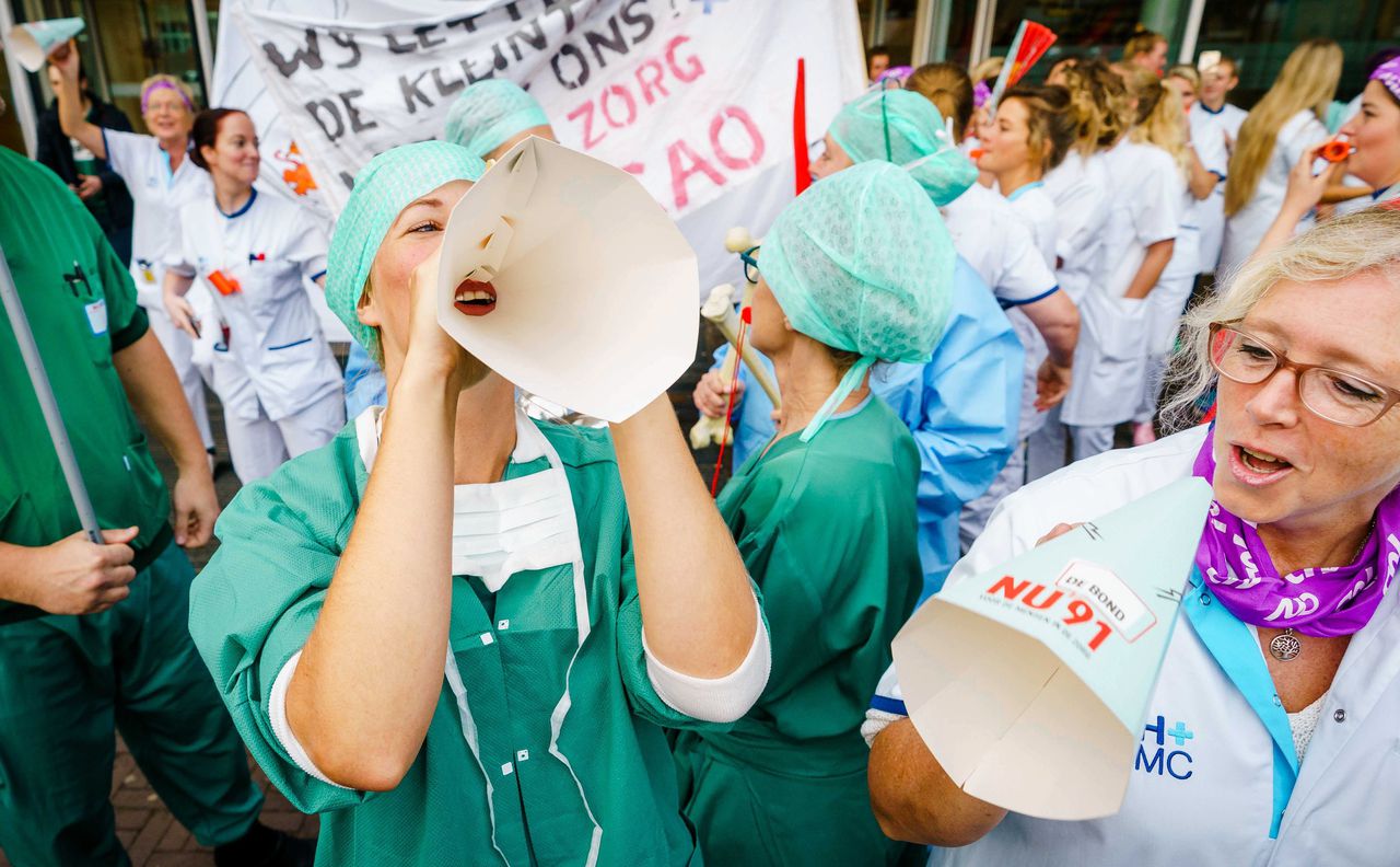 Ook in 2019 waren er cao-onderhandelingen voor cao-personeel. demonstreerden an ziekenhuismedewerkers houden een lawaaiprotest voor een betere cao.