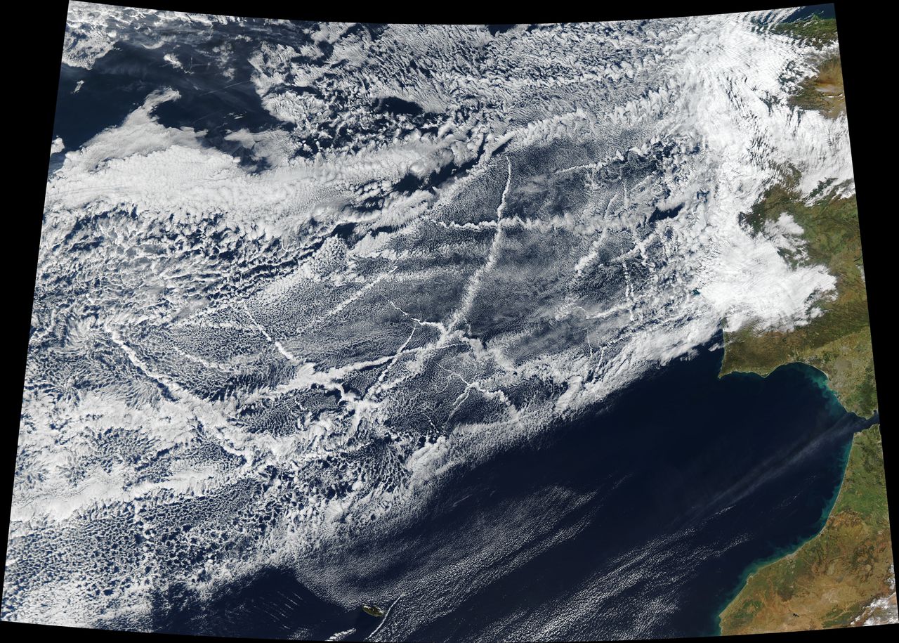 Door de aerosolen in de uitlaatgassen van schepen ontstaan tijdelijke strepen in de wolken, zoals hier boven de noordelijke Grote Oceaan in augustus 2018.