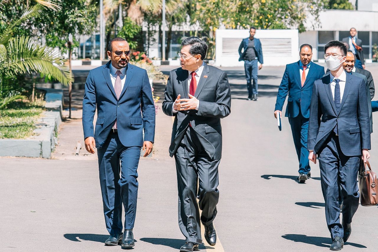 De Ethiopische premier Abiy Ahmed en de Chinese minister van Buitenlandse Zaken Qin Gang op dinsdag in Addis Abeba.