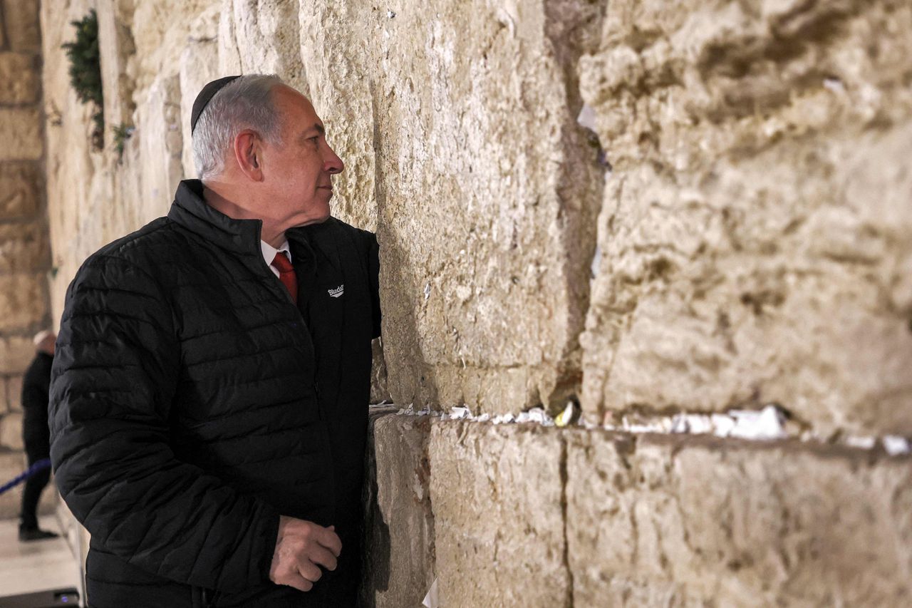 Premier Benjamin Netanyahu bij de Klaagmuur op 1 januari.