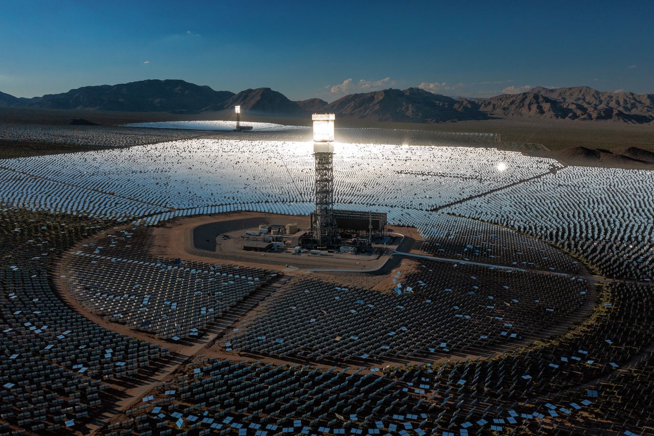 De Ivanpah-zonne-energiecentrale in de Mojave-woestijn (Californië) is een themische centrale die werkt met 173.500 draaiende spiegels.