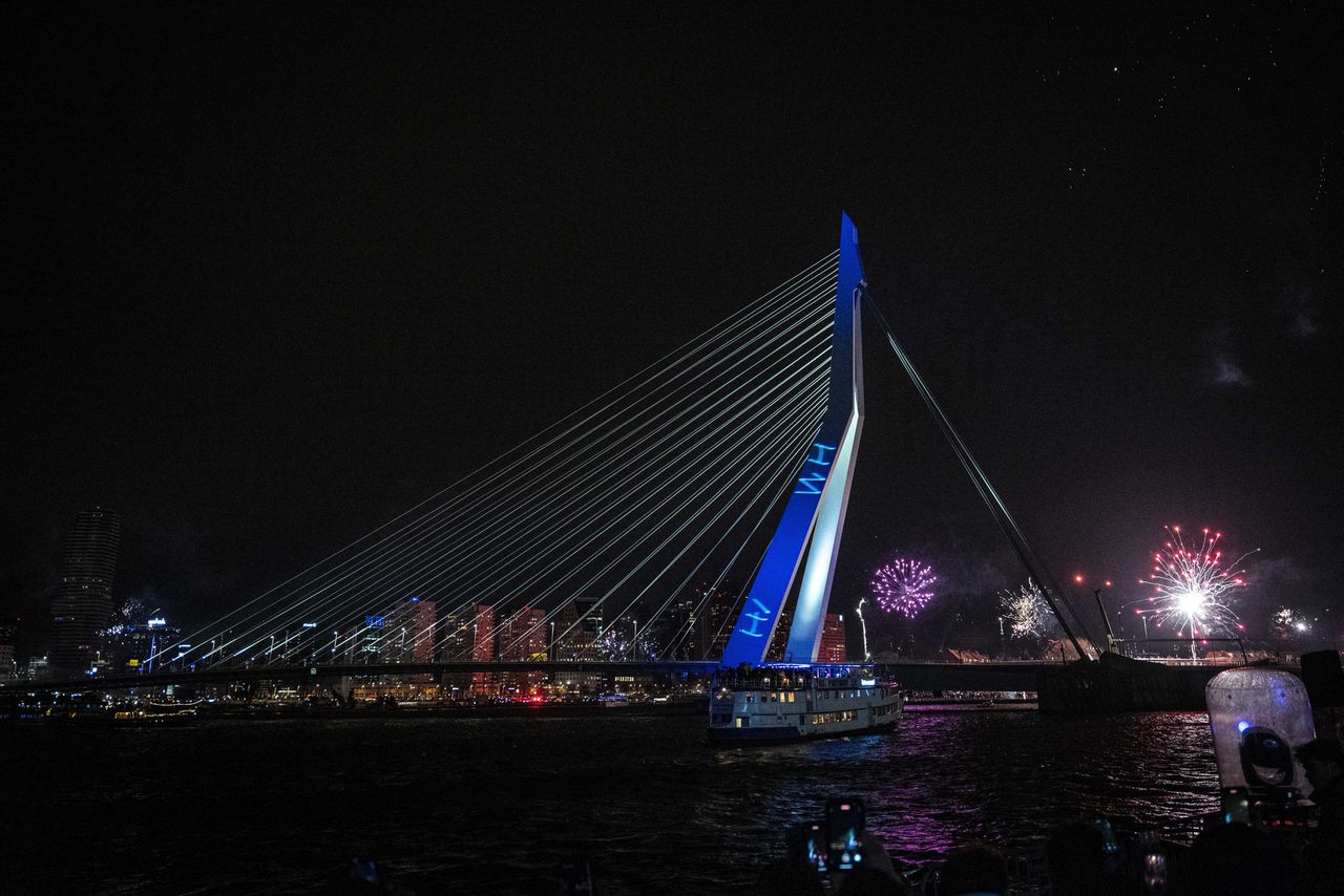 De geprojecteerde teksten op de Erasmusbrug terwijl het vuurwerk de lucht inknalde.