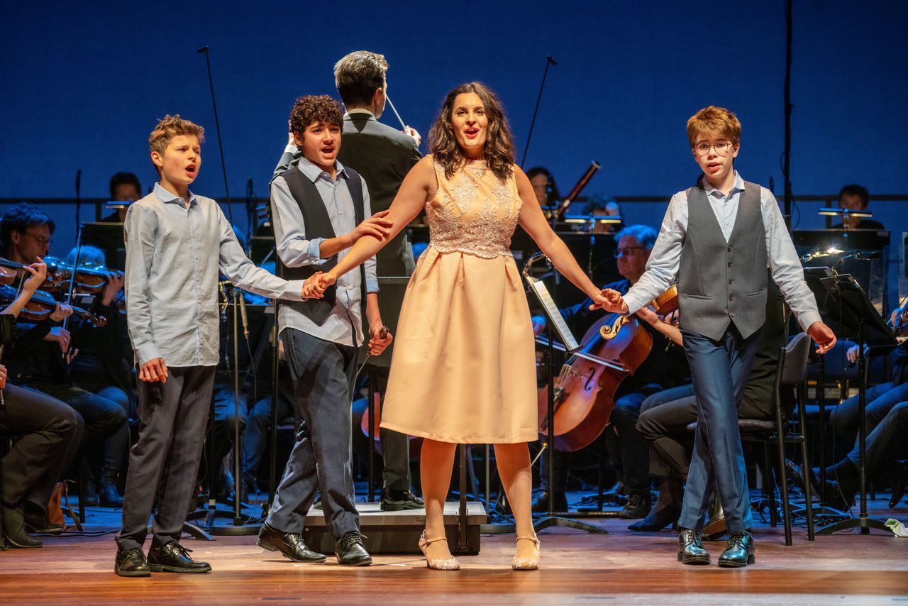 Isabel Weller als Pamina met de Drei Knaben in ‘Die Zauberflöte’ van W.A. Mozart door de Nederlandse Reisopera.