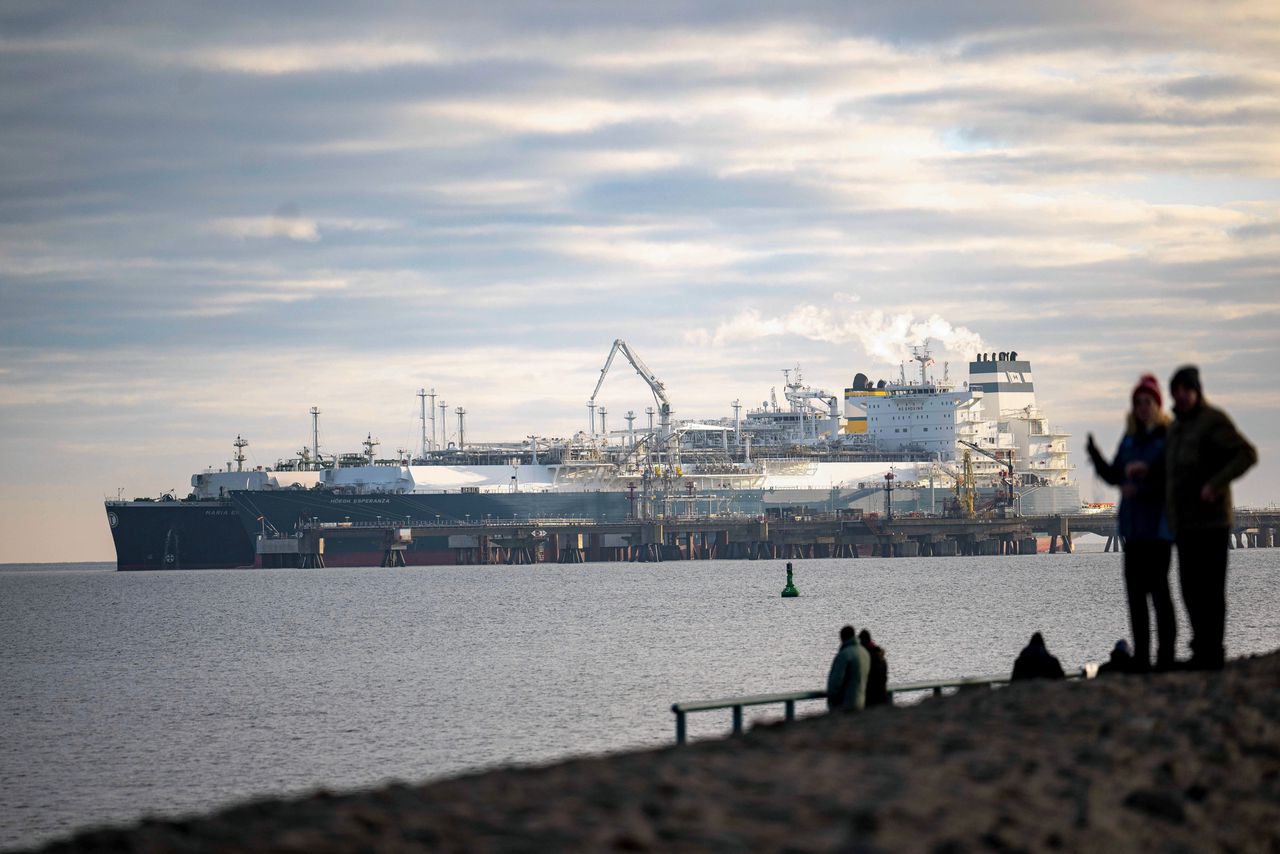 Het schip Maria Energy in de haven van Wilhelmsburg, Duitsland, volgeladen met lng. Europa importeert dit gas op grote schaal.