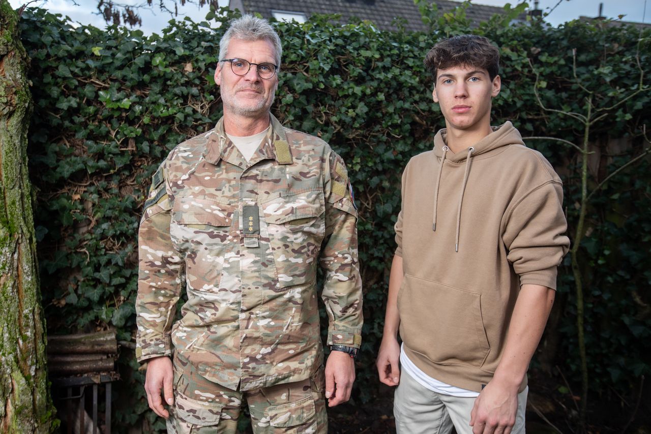 Vader en beroepsmilitair Rob van der Vliet met zoon Thomas die na de havo een jaar wil dienen.