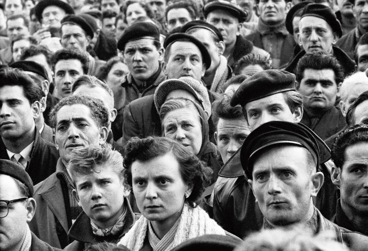 Demonstratie tegen de sluiting van steenkolenmijnen in de Waalse streek de Borinage in 1959. Door het zware werk in de mijnen lag het sterftecijfer hoger dan in Vlaanderen.