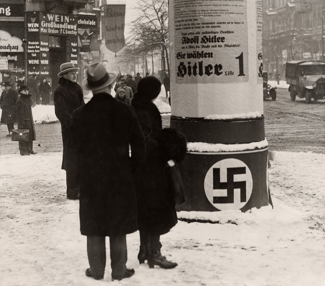 In februari 1933 begint de strijd voor de verkiezing van de nieuwe Rijksdag en de Pruisische Landdag op 5 maart. Op een aanplakzuil in Berlijn wordt opgeroepen vooral te stemmen op Lijst 1, de NSDAP van Hitler.